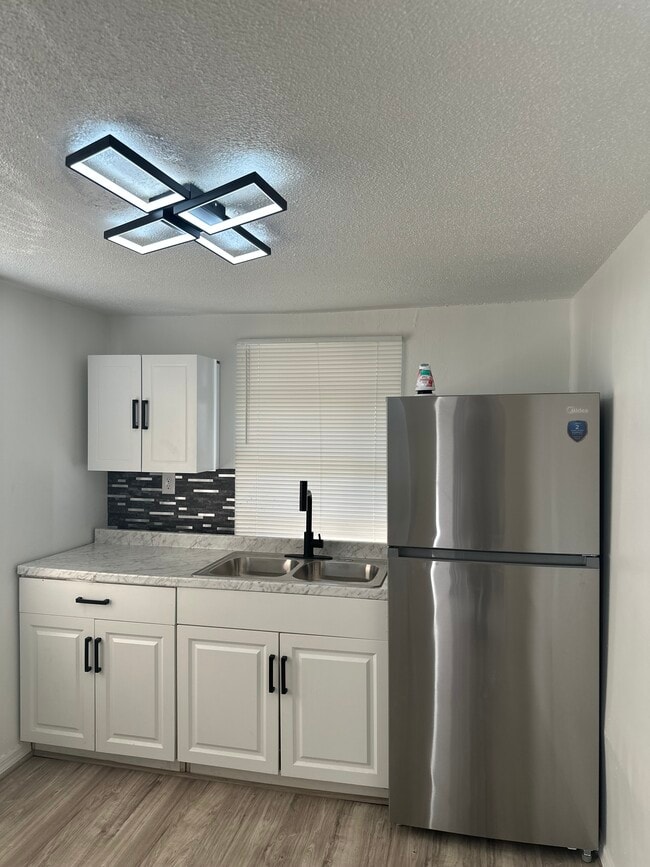 Kitchen - 645 W 12th St Unit A