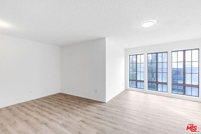 Building Photo - 3600 Bagley Ave Unit 112
