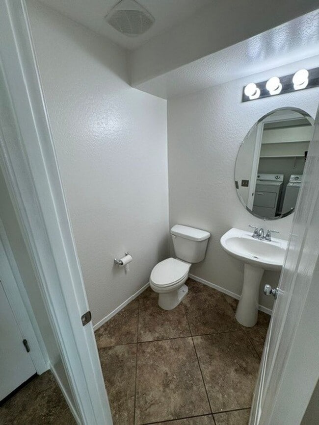 Photo - **STUNNING 3 BEDROOM/2.5 BATHROOM HOUSE IN LOCATED IN LYONS GATE (RAY & HIGLEY)**