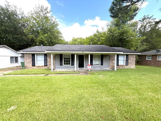 Building Photo - 1805 Gillespie Dr