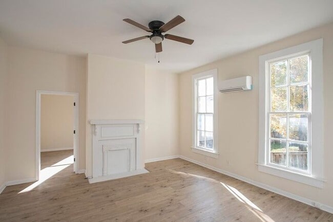 Building Photo - $400 Off First Month! LOCATION! Charming 1/1 Bed Bath Downtown!