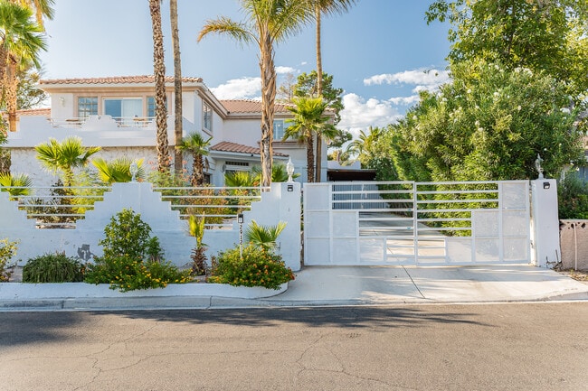 2912 La Mesa Dr