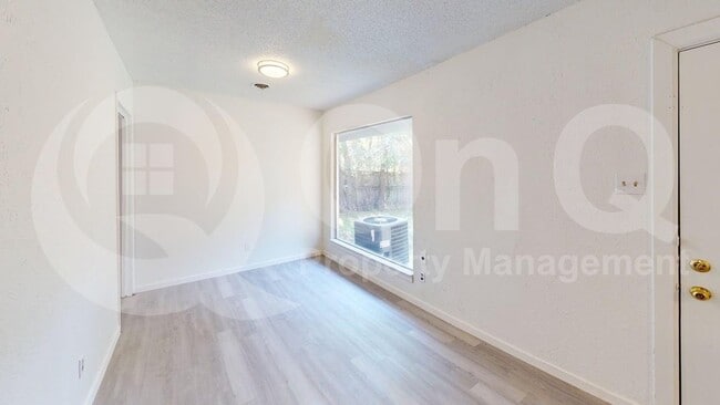 Photo - 910 S Mills Dr