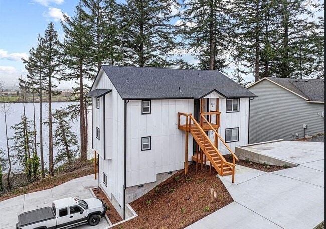 Photo - 572 Columbia St