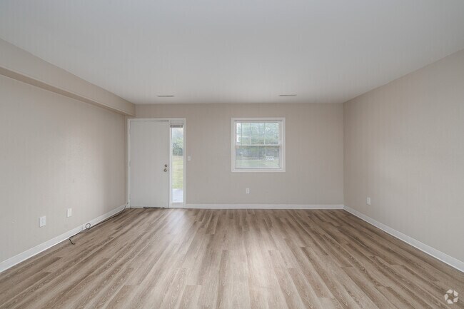 2 habitaciones, 1,5 baños - 1088 pies cuadrados - Sala de estar - The Meadows at Ithaca Townhomes