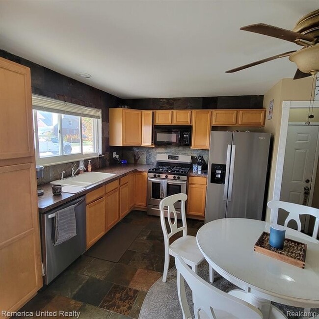 Photo - 37944 Lyndon St