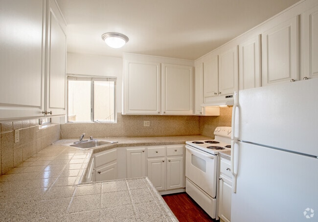 2BR, 1BA - 973SF