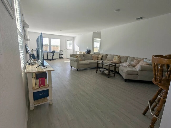 Photo - Room in House on Repeating Wy