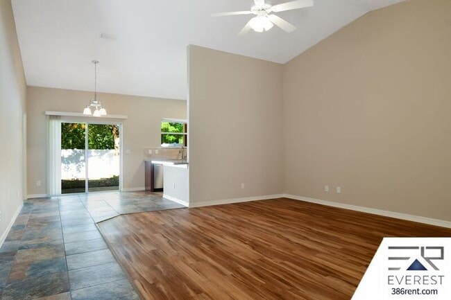 Photo - 27 Raintree Pl