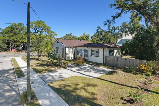 Photo - 1919 12th Ave W