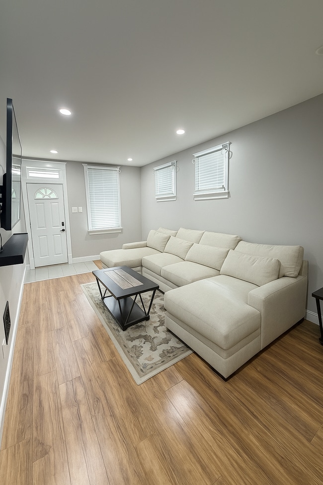 Photo - 5717 Lansdowne Ave