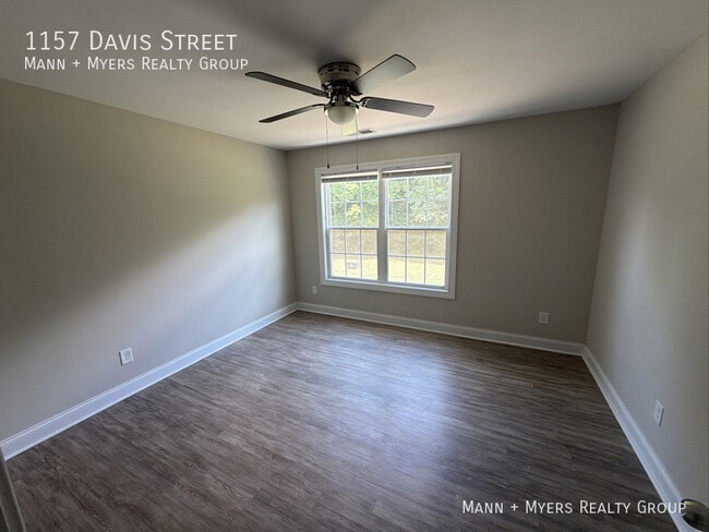 Photo - 1157 Davis St