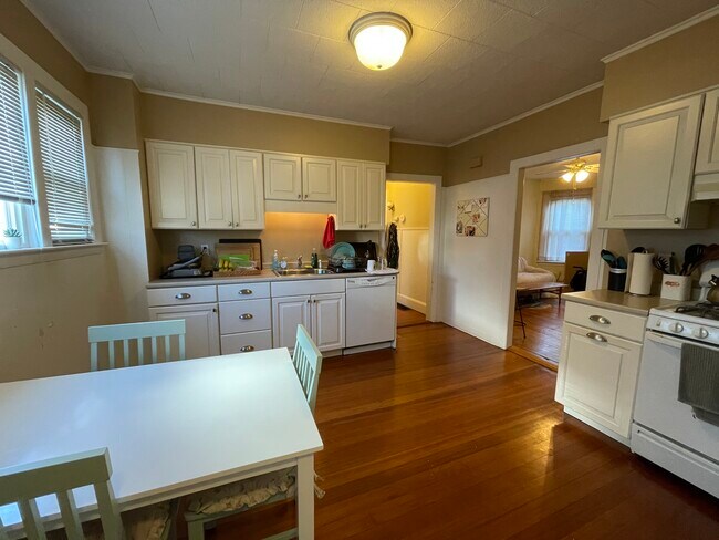 Building Photo - 21 College Ave Unit 1