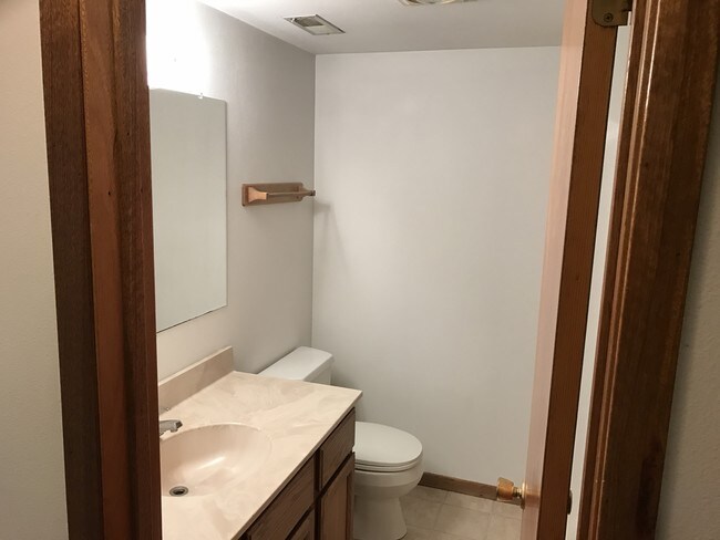 Large Bath with linen closet - 3117 Northwood Dr Unit 1