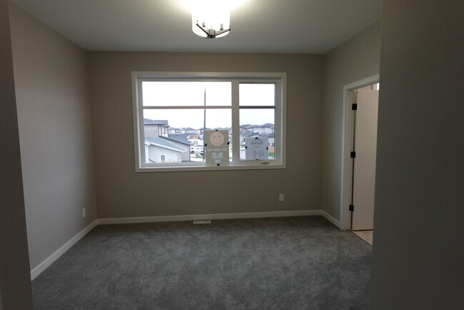 Master’s Ensuite Room - 41 Firestone Dr