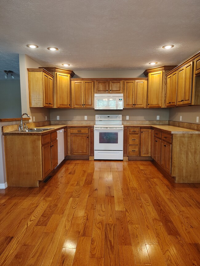 Photo - 721 Becky St