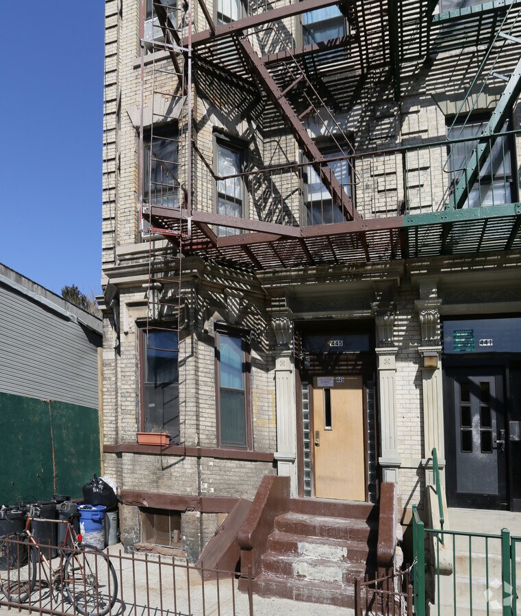 Photo - 445 Bainbridge St