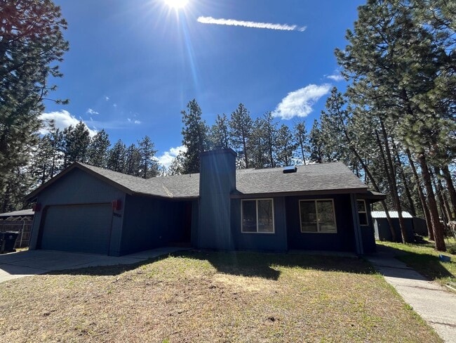 Building Photo - Modern and Remodeled SF Home in Southwest Bend on .8 Acres