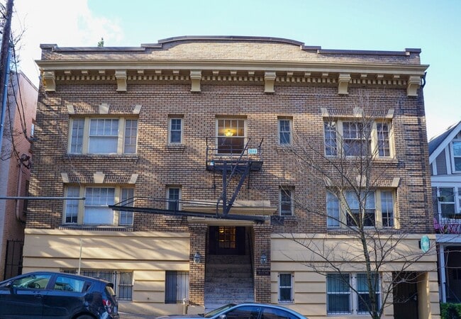 Building Photo - Garden Level 2 Bdr Located in Desirable Neighborhood! Unit 15