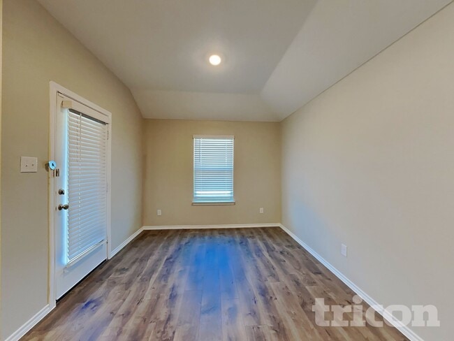 Photo - 3323 Hawkins Dr