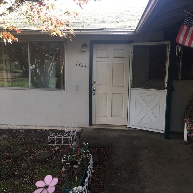 Building Photo - 1754/1756 Rainbow Unit 1754 Rainbow Loop