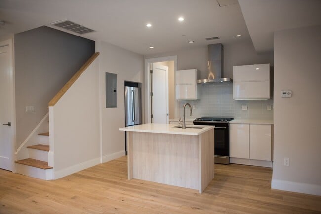 Building Photo - 14 Sumner St Unit #2