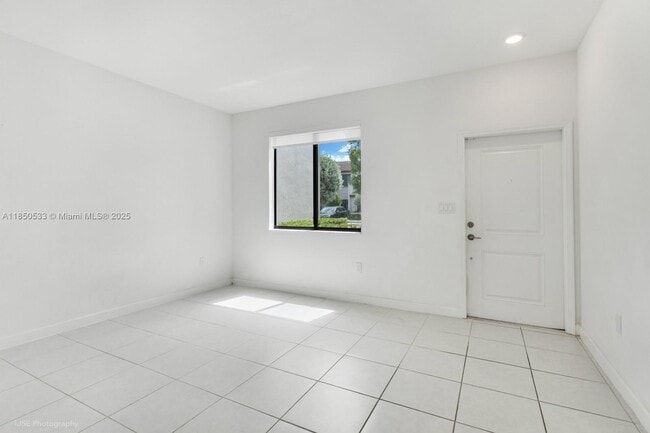 Photo - 20944 NE 8th Ave