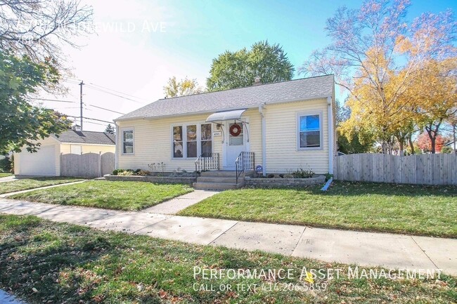 Beautiful 2BD+Den/2Bath Whitefish Bay Ranch - Beautiful 2BD+Den/2Bath Whitefish Bay Ranch House