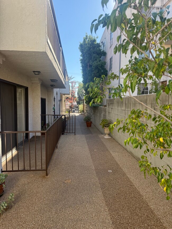 Building Photo - 12011 Rochester Ave Unit 2