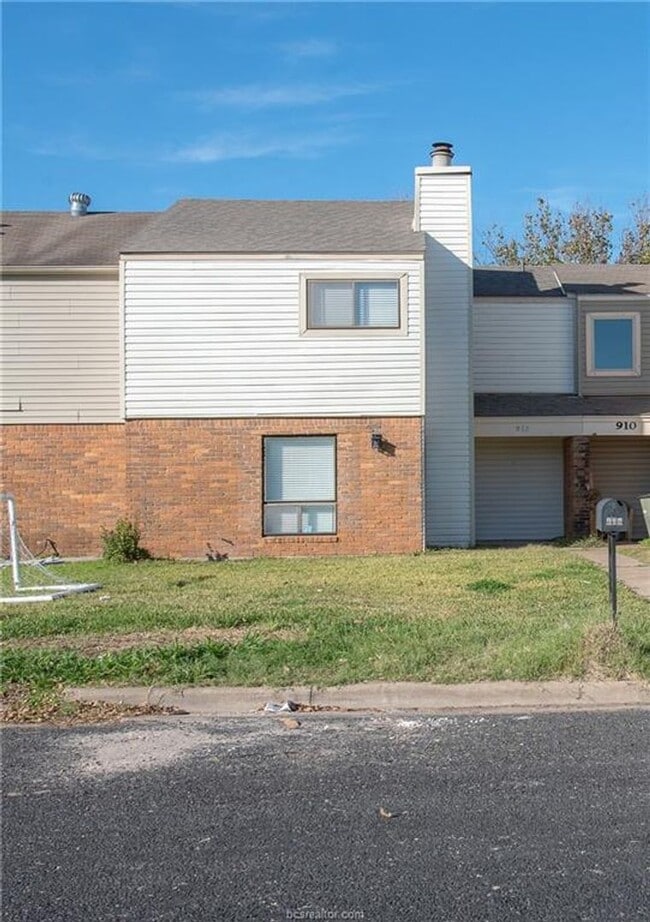 Building Photo - Bryan - 3 Bedroom / 1.5 bathroom / Carport / Back Yard, 2 Story unit.