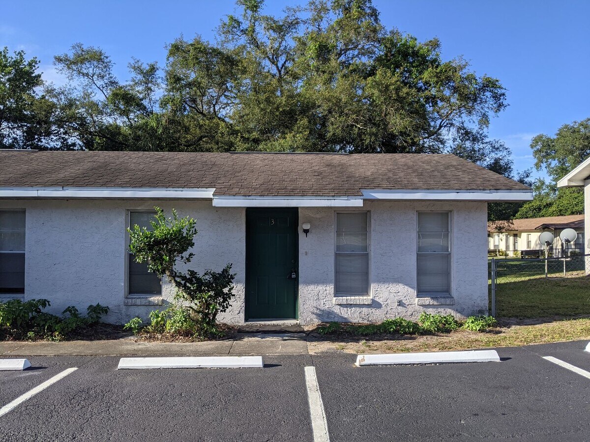 Photo - 1 bedroom, 1 bathroom Apartment - washer & dryer in unit! Clinton Avenue Dade City