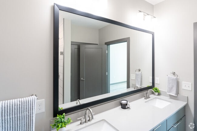 3BR,2BA - 1,422SF