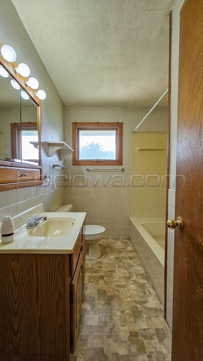 Photo - 167 Red Wing Rd SW