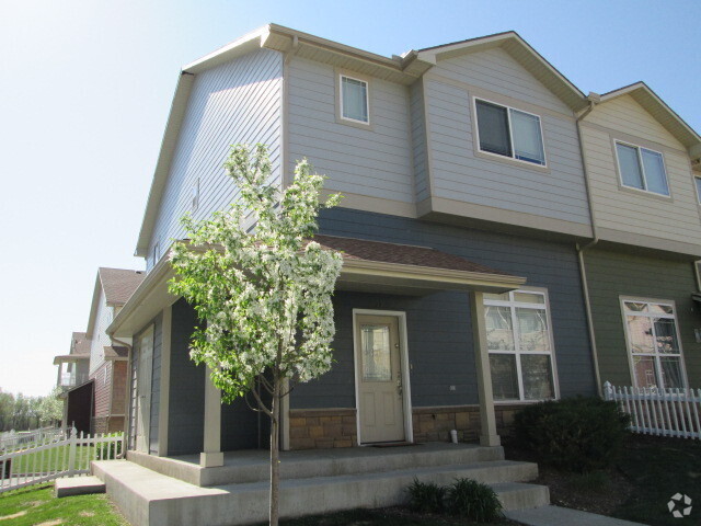 Building Photo - Spacious Townhome