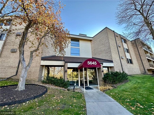 Building Photo - 5645 Green Cir Dr Unit 204