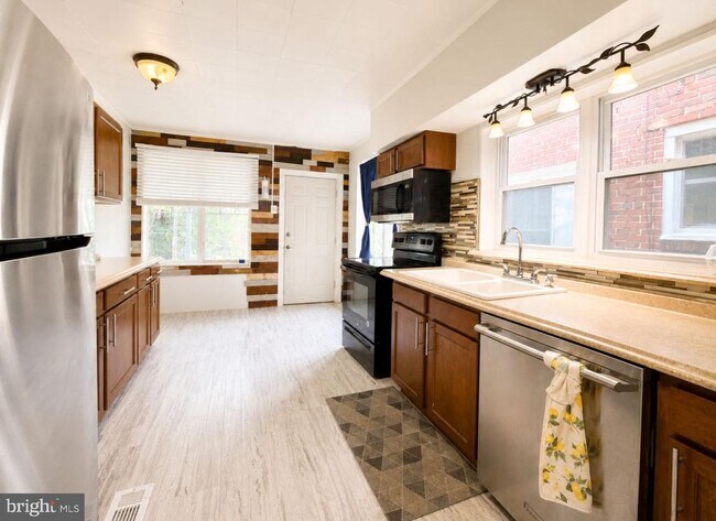 Photo - 2172 Brookwood St