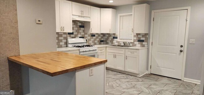 Photo - 2975 Jones St