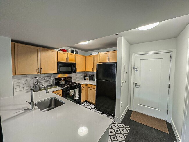 Photo - Bright and Sophisticated Studio Minutes Away from The Warf With Storage, Parking & Utilities Incl... Unidad S414