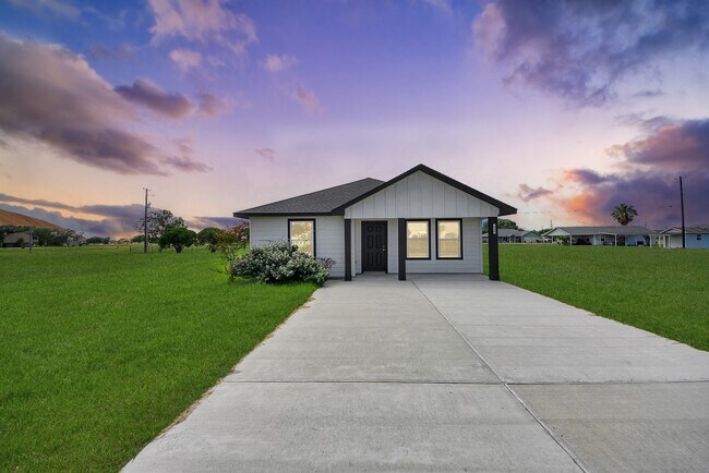 Building Photo - 688 Swallow Dr