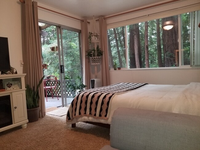 Building Photo - 1084 Fern Ave