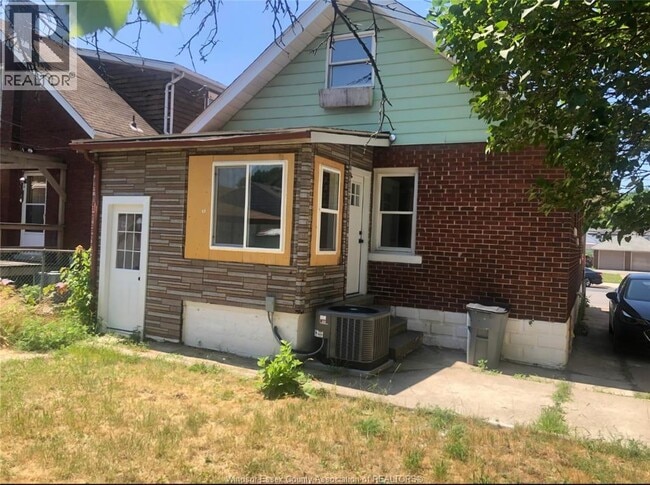 Photo - 2264 Howard Ave