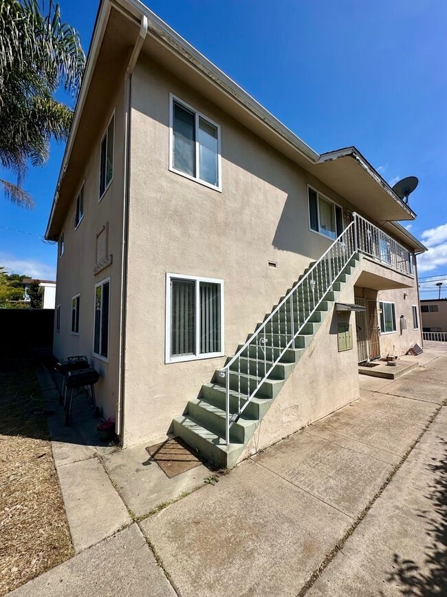 Photo - Available Now--3 bedroom 1 bath apartment walking distance to USD campus