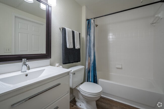 2BR, 2BA - 981SF - Second Bathroom