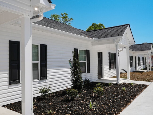 Building Photo - 1366 Summer Cir SW