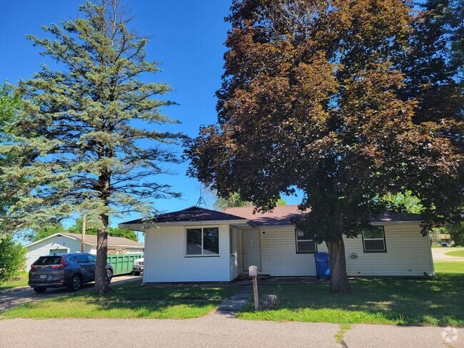 Building Photo - 4 Bedroom House, FULLY REMODELED INTERIOR