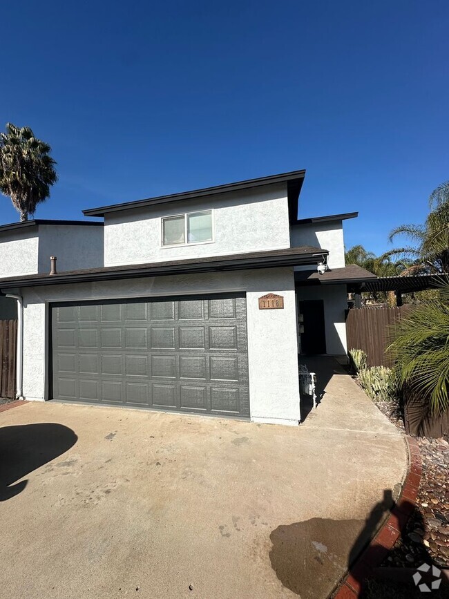 Building Photo - Remodeled 2 Story 3BR/2BA House with Vinyl...