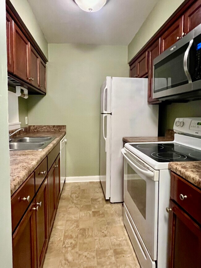 Your kitchen with new appliances - 105 W Oglethorpe Ave Unit 406