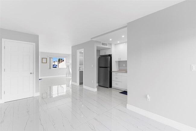 Building Photo - 5925 SW 36th Ct