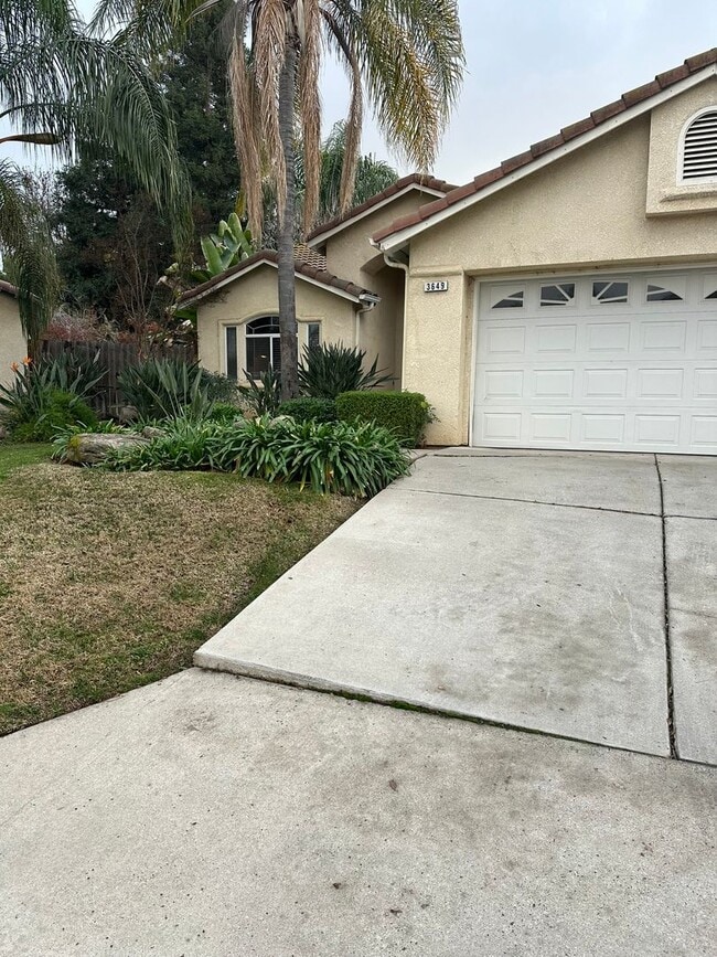 Photo - 3/2 Granville in NW Fresno. 3 car garage a...