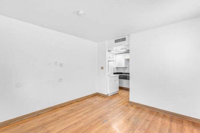 Building Photo - 1516 Newbury Rd Unit 261
